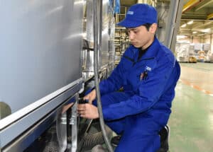 電線を結線している様子