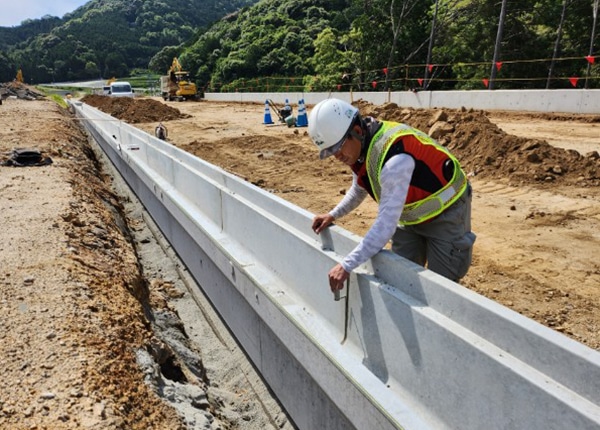 senior_4339_VixAlx02_main