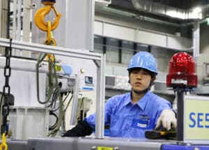 慎重に作業を進めます