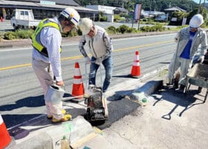 路肩の修復作業中