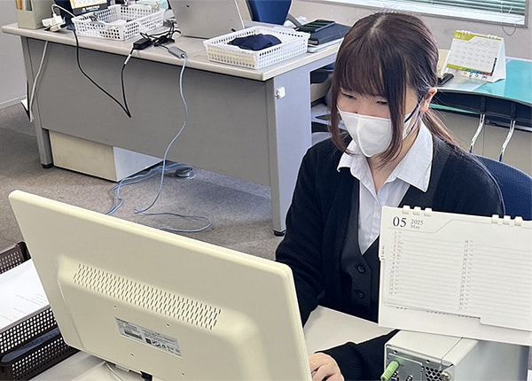 senior_4812_b9GAvJFK_main