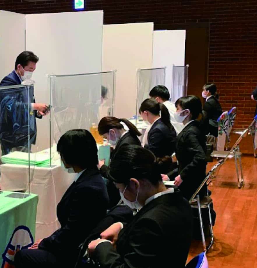 企業ブースで説明を聞く学生