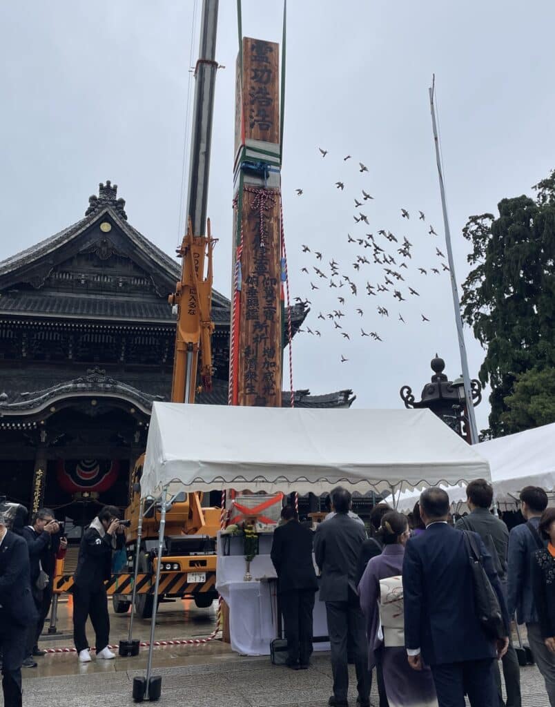 豊川稲荷で御縁柱建立式