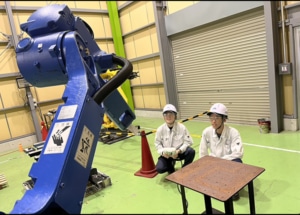 株式会社戸苅工業(ロボットのハンドを設定している様子)