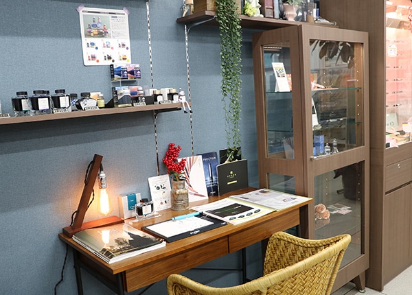 有限会社鳳琳堂ビジネス(1階文具店内でひときわ目を引くスペース)