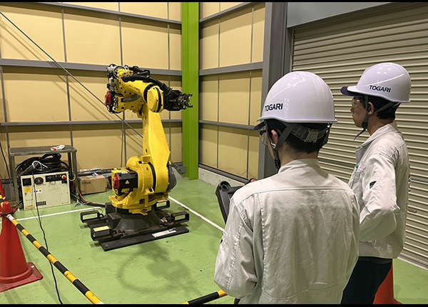 株式会社戸苅工業(ロボットのハンドを確認している様子)