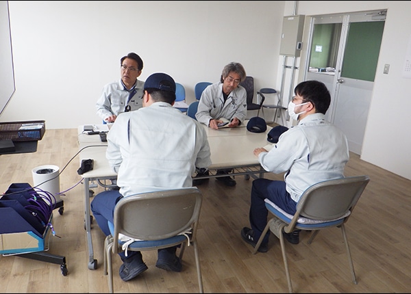 株式会社戸苅工業(作業に入る前に入念な打ち合わせを行います)