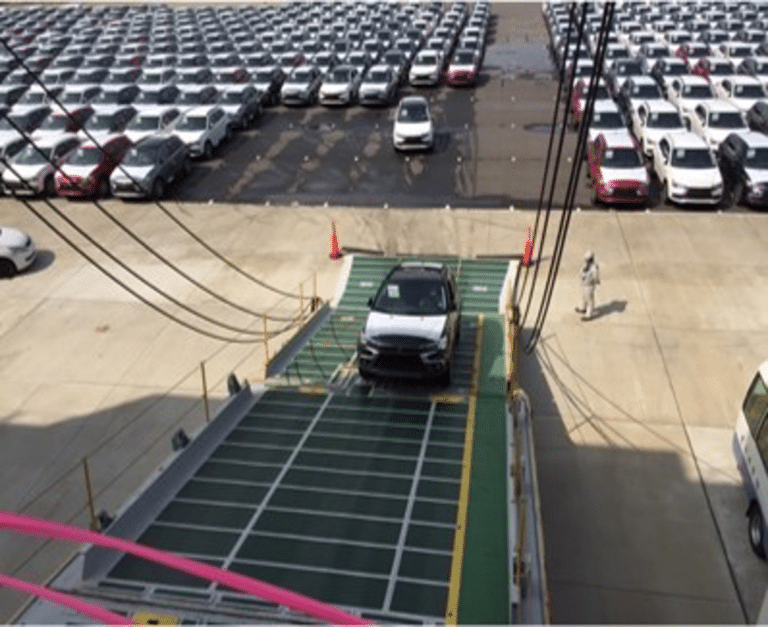 日本通運株式会社 豊橋支店(車の積み込みも仕事の一つ)