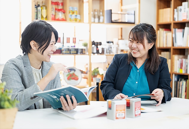 S1_採用1談笑女性