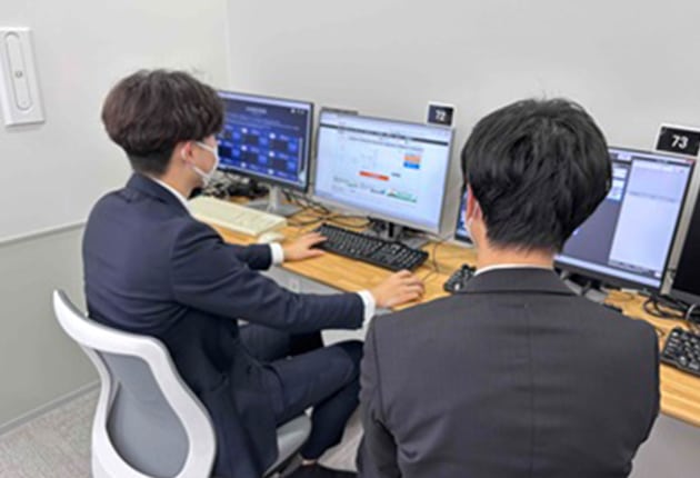 S採用2_システム仕事風景-1